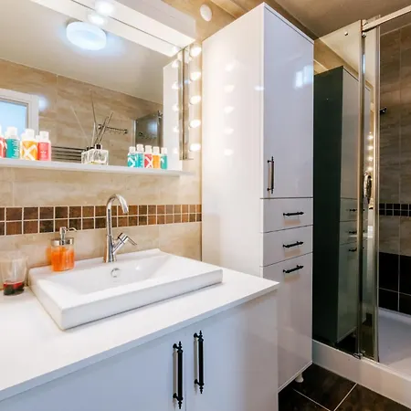Luminous Flat 9 Min To Istmarina Mall Apartment