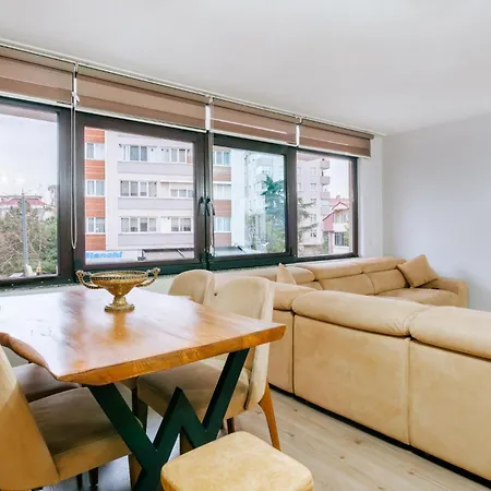 Apartment Luminous Flat 9 Min To Istmarina Mall