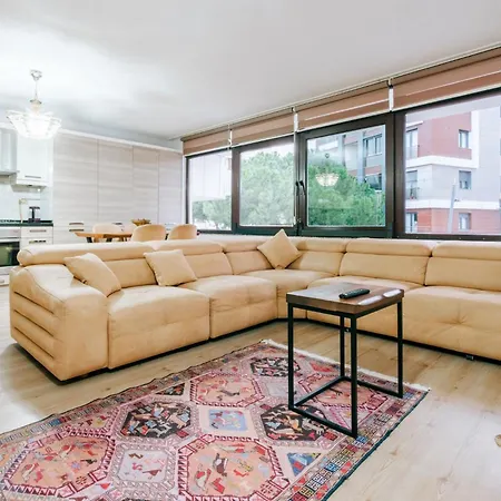 Luminous Flat 9 Min To Istmarina Mall Apartment